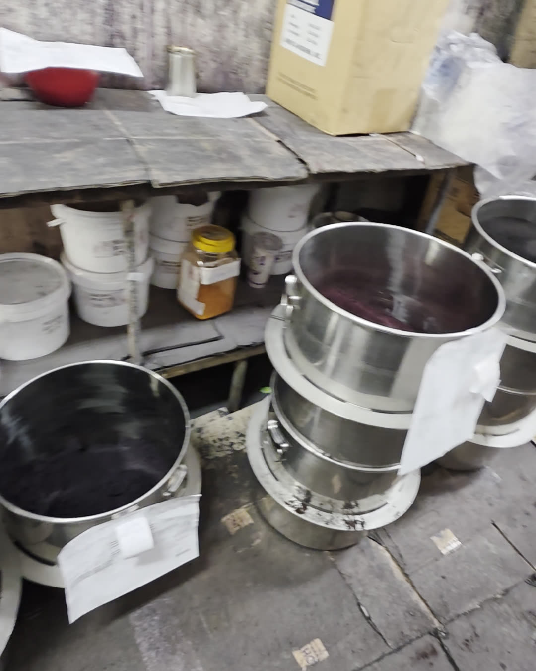 Dye preparation station with steel mixing pots